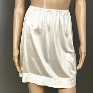 Vintage Mel-Lin Half Slip Medium Ivory Nylon Trim-A-Length USA Made Short Slip